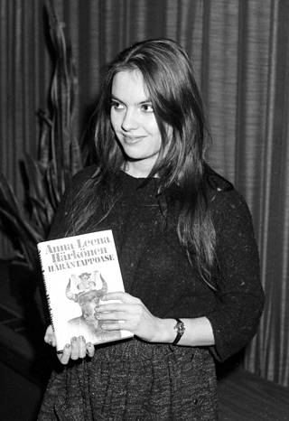 Anna-Leena Härkösen sai tammikuussa 1985 J.H. Erkon rahaston palkinnon vuoden esikoiskirjasta.