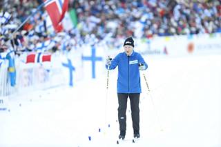 92-vuotias olympiavoittaja hiihti näytöslenkin ennen naisten viestiä.