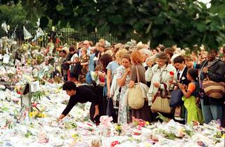 Britannia suri vuonna 1997 auto-onnettomuudessa kuollutta prinsessa Dianaa. Kuningatar Elisabetin kuoleman uskotaan olevan kansalle aikanaan vähintään yhtä suuri isku.