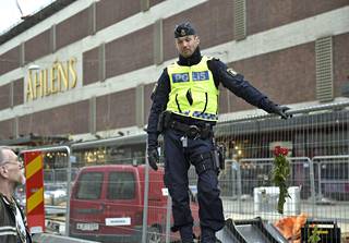 Poliisi oli lauantaina eristänyt alueen aidoilla Åhlensin edessä.