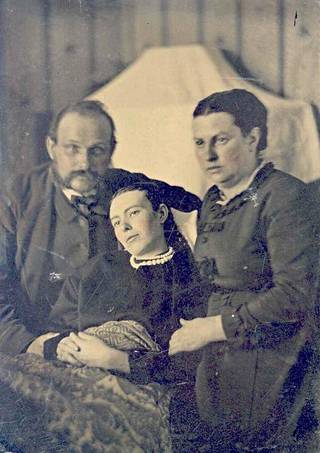 Englannissa kuolemanjälkeiset kuvat olivat viktoriaanisella ajalla osa suremiskulttuuria. Tässä vanhemmat on kuvattu kuolleen tyttärensä kanssa.