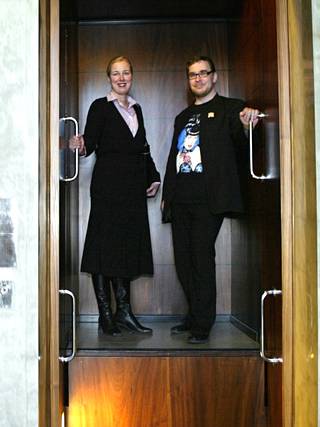 Ensimmäisen kauden kansanedustaja Jyrki Kasvi ja Jutta Urpilainen eduskunnan hississä vuonna 2003.