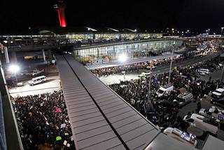Ihmisiä on kerääntynyt John F. Kennedyn kansainvälisen lentokentän nelosterminaalin edustalle osoittamaan mieltä Trumpin määräystä vastaan.