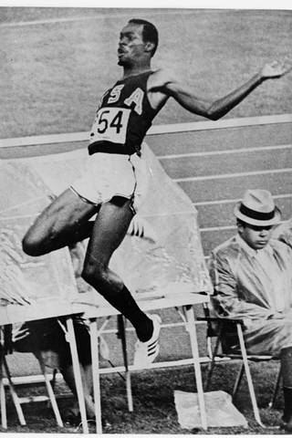 Karsten Warholmin hurja ME-parannus toi varttuneempien yleisurheilun ystävien mieleen pituushyppääjä Bob Beamonin 55 sentin ME-kohennuksen Mexico Cityn olympiakisoissa 1968.