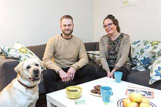 Marika Rosenborg (oik.) vetää Pienperheyhdistyksen Mieskaveri-toimintaa. Kuvassa mukana Lasse Sariola ja Tempo-koira.