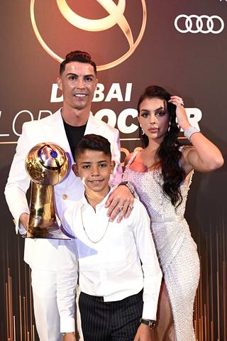 Cristiano Ronaldo kuvattuna naisystävänsä Georgina Rodriguezin ja vanhimman lapsensa Cristiano Ronaldo juniorin kanssa vuonna 2019.