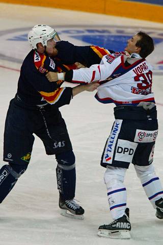 Sami Helenius also starred in Jokers.  Here, HIFK's Roman Vopat tries to measure that out. 