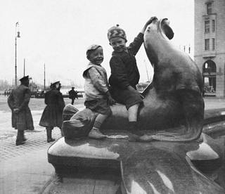 Lapset ratsastavat hylkeen selässä Havis Amanda -patsaan juurella 1915.