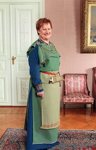 Presidentti Tarja Halosen muinaispuku vuodelta 2001 on yksi ikimuistoisimmista Linnan juhlien asuista.