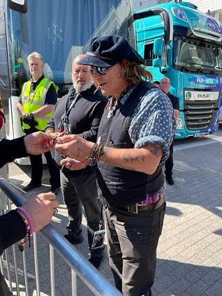 Johnny Depp saapui yllättäen tapaamaan faneja Tampere-talolla 20. kesäkuuta.