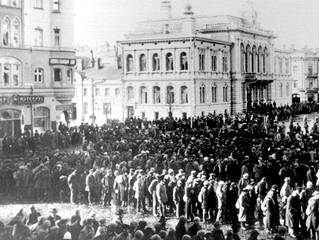 Tampereen punaiset koottiin kaupungin valtauksen jälkeen Keskustorille odottamaan kuljetusta eteenpäin.