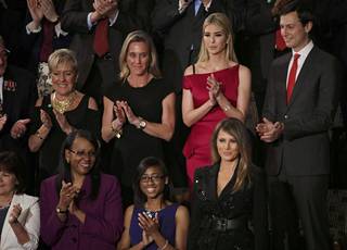 Donald Trumpin vaimo Melania otti paikkansa katsomossa, hänen takanaan presidentin tytär Ivanka Trump.
