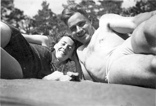 Tellervo ja Mauno Uittamolla nauttimassa kesäisestä auringonpaisteesta 1950-luvulla.