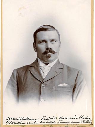 Merikapteeni Fredrik Moberg, joka oli uusikaupunkilaisen Glenbank-purjelaivan kapteenina sen haaksirikkoutuessa Australiassa 1911. Moberg hukkui haaksirikossa.