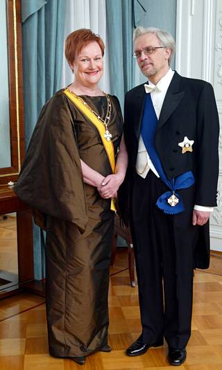 Presidentti Tarja Halonen ja puoliso Pentti Arajärvi itsenäisyyspäivänä 2011.