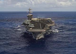 USS Carl Vinson on noin 330-metrinen ydinkäyttöinen lentotukialus.