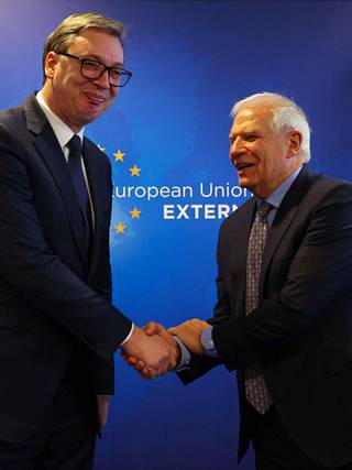 EU:n Josep Borell (oik.) tapasi Serbian presidentin Aleksandar Vucicin maanantaina Brysselissä.