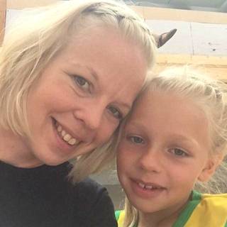 Sanna Sinisalo kirjoitti perjantaina julkisessa Facebook-päivityksessään tapauksesta, jossa bussikuski oli jättänyt Sinisalon 9-vuotiaan Laura-tyttären pysäkille.