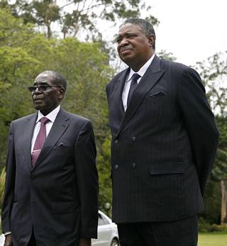 Presidentti Mugabe erotti varapresidentti Emmerson Mnangagwan.