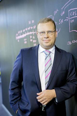 Pekka Väisänen puolustaa pitkiä sopimuksia kiinteissä 5g-liittymissä.