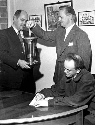 Maakunta-cupin arvonta vuonna 1958. Erkki Kivelä nostaa lappua pokaalista.