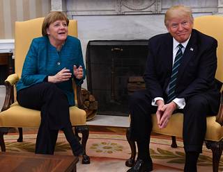 Angela Merkel kehui vastaanottoa Valkoisessa talossa ystävälliseksi.