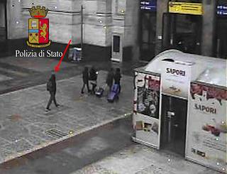 Italian poliisin julkaisemassa kuvissa näkyy Anis Amri kävelemässä Milanon rautatieasemalla varhain aamulla 23.12.