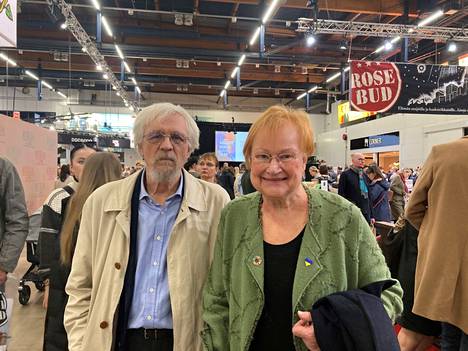 Presidentti Tarja Halonen ja Pentti Arajärvi ovat tottuneita kirjamessuilla kävijöitä. Halonen naurahtaa miehensä olevan vaaran vyöhykkeellä kaiken kirjapaljouden keskellä.
