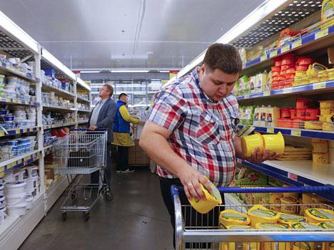 Työntekijä lajitteli juustoja moskovalaisessa ruokakaupassa tuontikiellon asettamisen jälkeen.