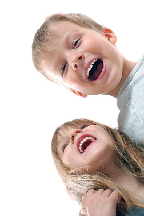 Bambino ragazzo si sveglia e si allunga sul suo comodo letto di mattina,  l'assistenza sanitaria e buon mondo del mattino concetto. Si allunga e  sbadiglia Foto stock - Alamy