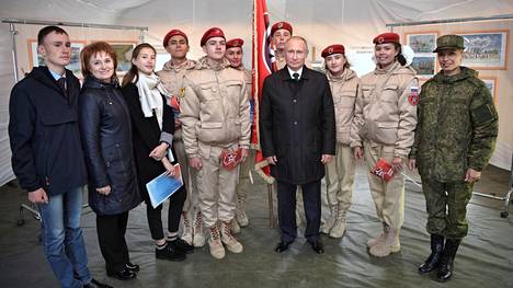 Vladimir Putin poseerasi Junarmijan jäsenten kanssa vuonna 2018. Hän pani järjestön pystyyn yhdessä Sergei Shoigun kanssa vuonna 2016.