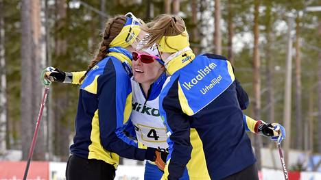 Krista Pärmäkoski sai maalissa onnittelut joukkuetovereiltaan Maaret Pajunojalta (vas.) ja Katariina Longalta.
