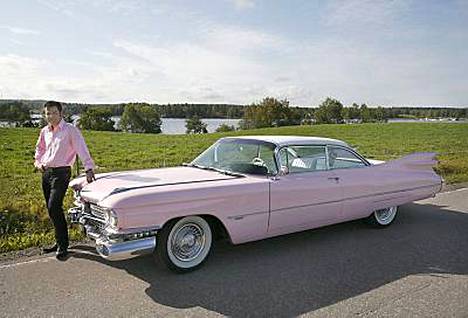 Juha Leppänen ja 1959 -mallinen Cadillac Coupe voittivat Kaunein auto 2009 -kisan.