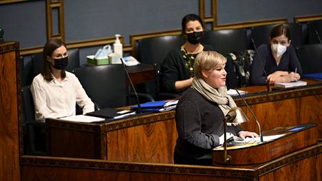 Vasemmalta, pääministeri Sanna Marin (sd), ympäristö- ja ilmastoministeri Emma Kari (vihr), puhumassa valtiovarainministeri Annika Saarikko (kesk) ja opetusministeri Li Andersson (vas) eduskunnan täysistunnossa Helsingissä 14. joulukuuta 2021.