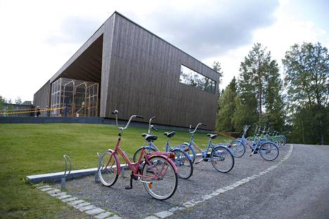 Museoiden välillä voi liikkua henkilöautolla tai lainaamalla museon polkupyöriä.