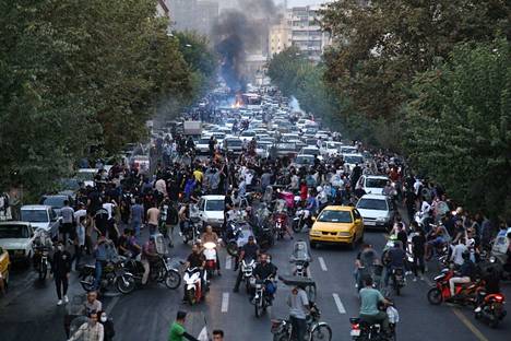 Mielenosoittajia Teheranissa keskiviikkona.