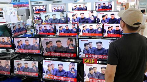 Mies katsoo Pohjois-Korean ydinkokeesta kertovaa uutislähetystä kodinkoneliikkeessä Etelä-Korean Soulissa.