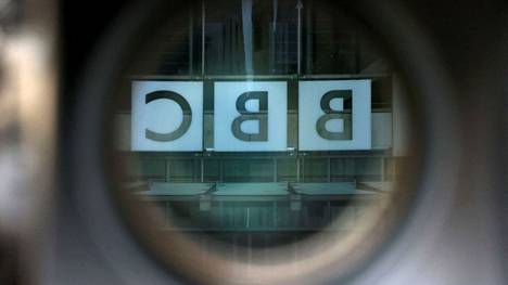 The Guardian sai haltuunsa viestejä, joissa BBC:n esihenkilöt ovat jakaneet kehotuksia alaisilleen pääministerin kanslian ohjeiden perusteella.