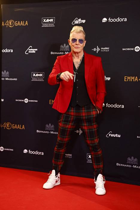 Dingon ex-basisti Jarkko Eve oli valinnut ylleen punaisen takin ja ruudulliset housut.