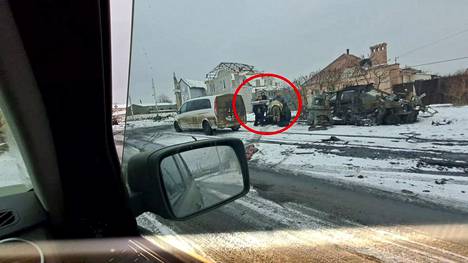 Virolaismies kuvasi kännykällään auttajia Bahmutissa, kun videolle tallentui panssarintorjuntaohjuksen isku. Tumma-asuinen Pete Reed näkyy pysäytyskuvassa ohjuksen takana selkä kohti pakettiautoa.