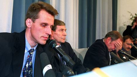 Tunnelmat olivat vakavat Hiihtoliiton tiedotustilaisuudessa Hotelli Haagassa 28. helmikuuta 2001, kun maastohiihdon päävalmentaja Kari-Pekka Kyrö (vas.), toimitusjohtaja Esa Klinga ja puheenjohtaja Paavo M. Petäjä kertoivat uusista käryistä Suomen joukkueessa.