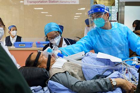 Koronavirustautia sairastava mies sai ensiapua Chengdussa sijaitsevassa sairaalassa keskiviikkona.