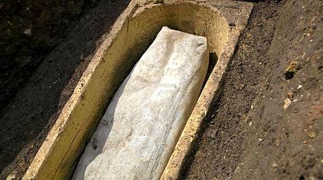 Arkeologit tutkivat viime heinäkuussa arkkua, joka löytyi läheltä paikkaa, johon Rikhard III oli haudattu.