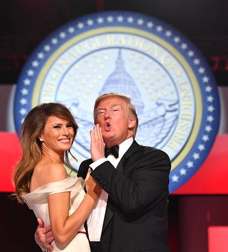Vielä perjantai-iltana järjestetyissä virkaanastujaistanssiaisissa Trump oli niin hyvällä tuulella, että hän intoutui hieman pelleilemään tanssittaessaan puolisoaan Melania Trumpia.