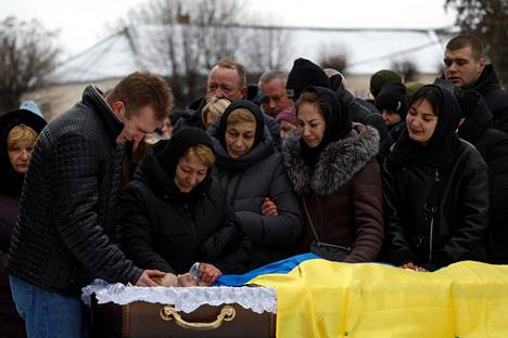 Родственники прощались с 22-летним десятиборцем Владимиром Андрощуком 1 февраля.