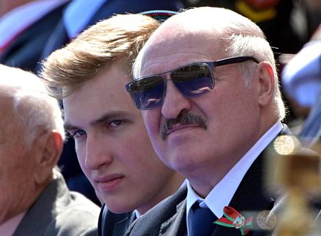 Moskovan voitonpäivän paraatissa kesäkuussa 2020 Nikolai Lukashenka nähtiin Punaisen torin vip-katsomossa Aljaksandr-isänsä kanssa.