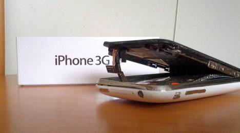 Sami Sinervon puhelimen näyttö jäi roikkumaan yhdestä reunasta iPhonen akun pullistuttua.
