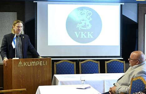 Ilkka Tiainen puhumassa Valta kuuluu kansalle -eduskuntaryhmän kokouksessa syyskuussa 2021. Kuulijana puolueen puheenjohtaja Ano Turtiainen.