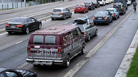 Jo muutaman kerran järjestetty Stop autoilijoiden kuritukselle -mielenosoitus on tunnettu kovaäänisestä tööttäilykuorostaan. Suurinta osaa tapahtumaan osallistuvista ajoneuvoista ei erityisesti erota liikennevirrasta, mutta mukana on aina ollut myös näyttävämpiäkin esimerkkejä kuten kuvan Stop-maalattu Dodge Ram.