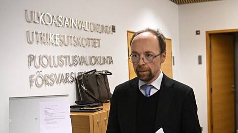 Jussi Halla-ahon johtama ulkoasianvaliokunta tekee puolueita kuultuaan päätöksen siitä, että jättäkö se Nato-mietinnön pöytälaatikkoon muhimaan vai tuoko se valmiin mietinnön saliin ja lain hyväksyttäväksi vielä ennen vaalitaukoa. 